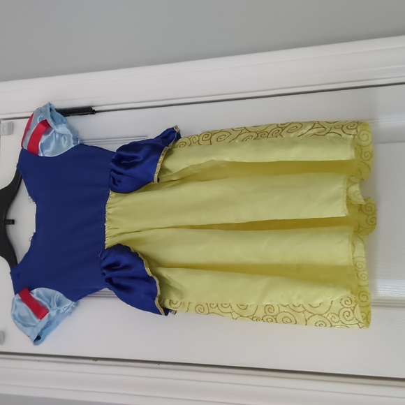 Disneys snow white dress - Picture 4 of 5